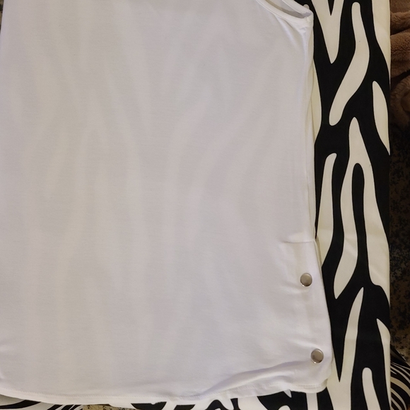 🦇2/$15-White, flowy, tank top - Picture 5 of 12